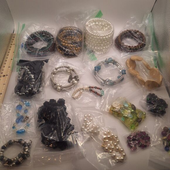 Lot of 18 used unbranded bracelets - Picture 1 of 11